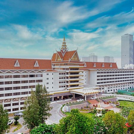 Hotel Cambodiana Пномпень Экстерьер фото