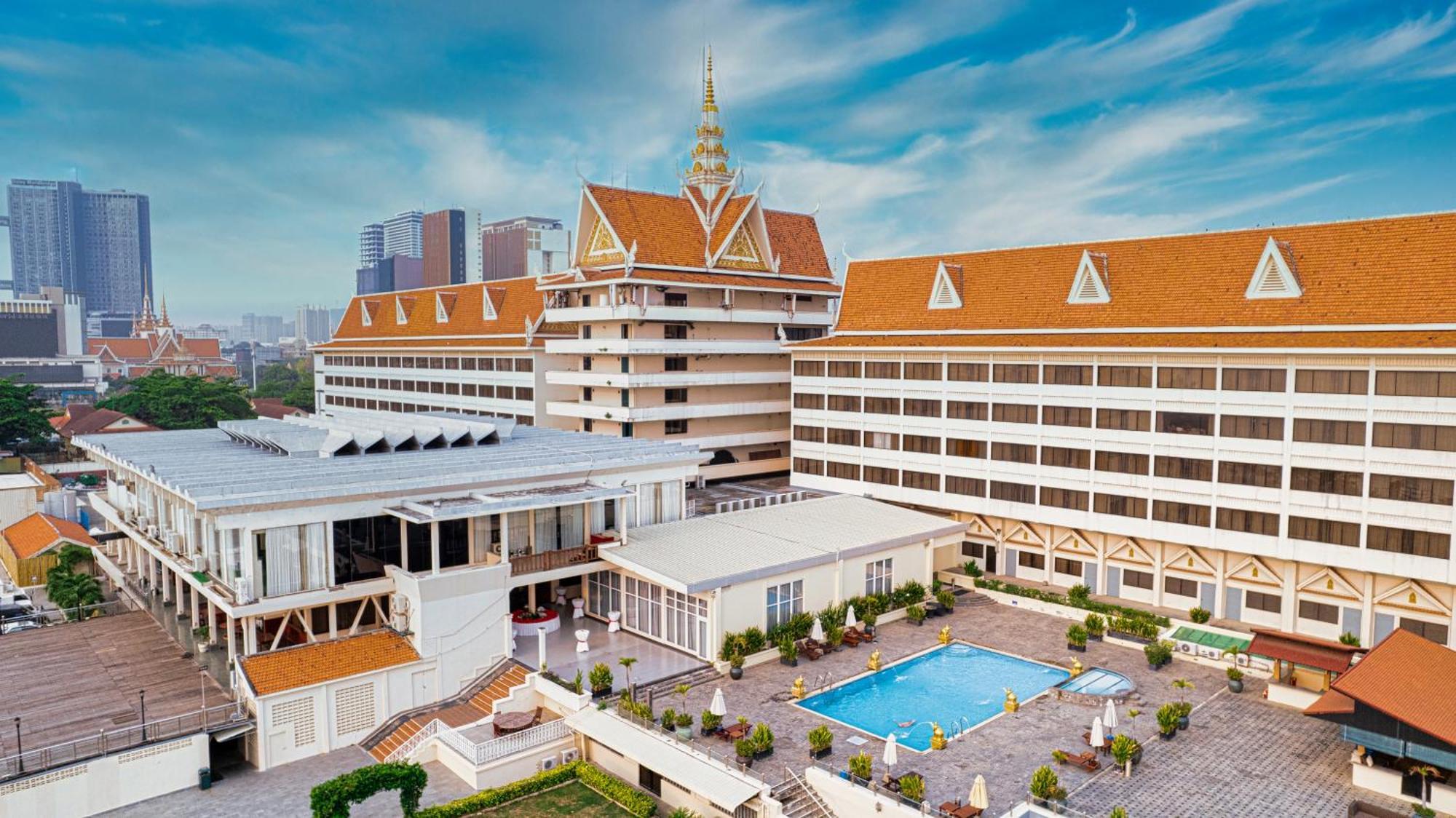 Hotel Cambodiana Пномпень Экстерьер фото