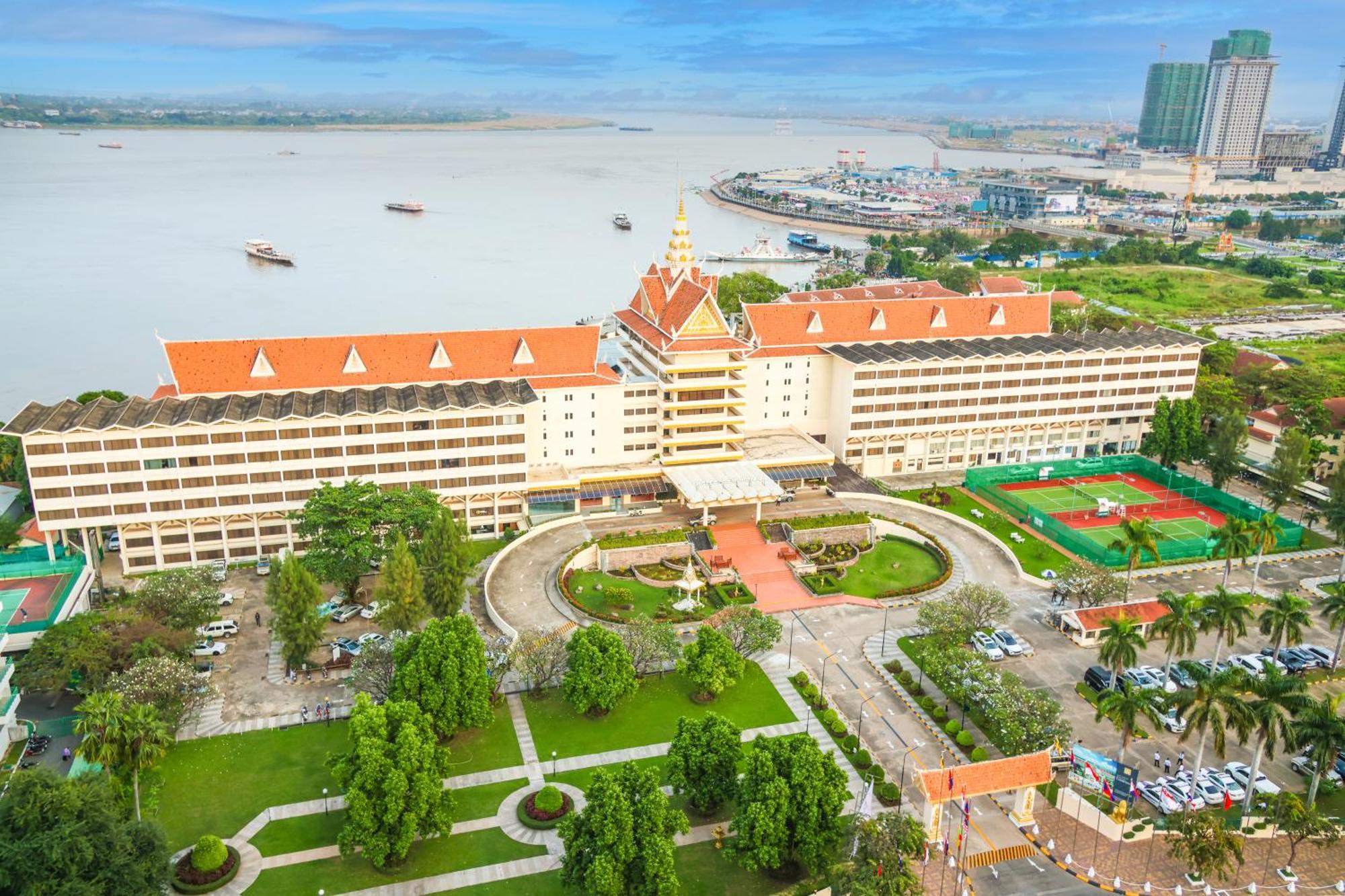 Hotel Cambodiana Пномпень Экстерьер фото